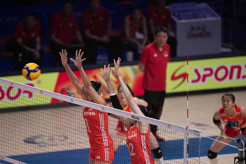 中国女排0-3不敌意大利(中国女排遭遇挫折，0-3不敌意大利的挑战)