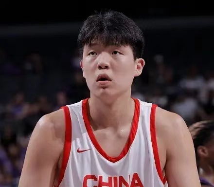 杨瀚森成中国第三位NBA首轮秀(杨瀚森成中国第三位NBA首轮秀，篮球新星闪耀世界舞台)