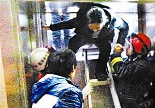 女子被困电梯获救时坠入井底身亡